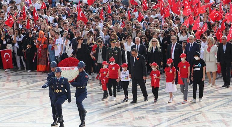 LÖSEV gönüllüleri 25. yıl buluşmasında Anıtkabir'i ziyaret etti