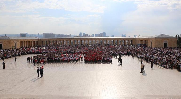 LÖSEV gönüllüleri 25. yıl buluşmasında Anıtkabir'i ziyaret etti