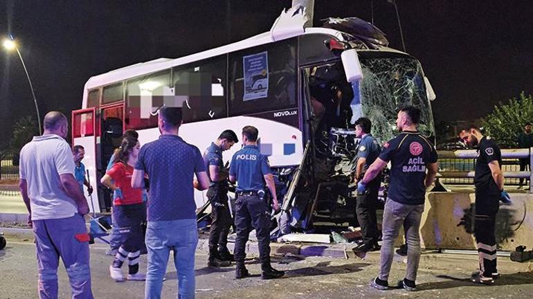 Adana'da midibüs yön levhasına çarptı: 5 yaralı