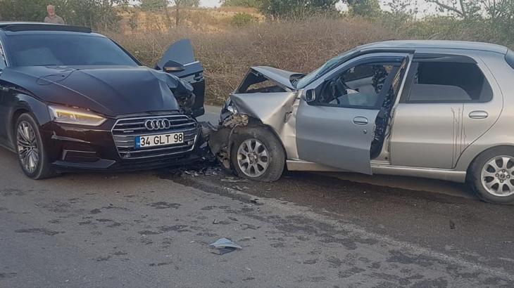 Bursa’da düğün dönüşü iki otomobil kafa kafaya çarpıştı: 6 yaralı