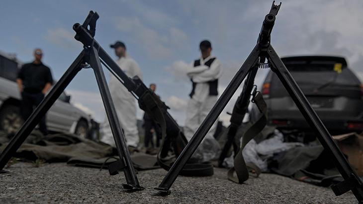 Kosovalı bakandan flaş çağrı! Polis Sırp çeteden ele geçirilenleri paylaştı