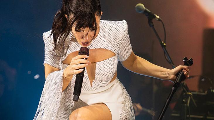 Fatma Turgut’un kafasına çakmak atıldı! Şarkıcıdan açıklama geldi