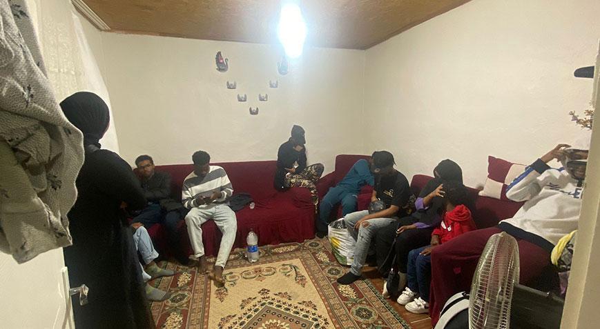 Evden ve kamyonetten 54 kaçak göçmen çıktı!