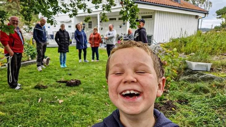 Kayıp küpe ararken bin yıllık hazine buldular