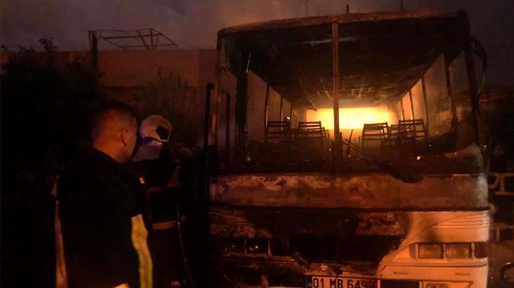 Park halindeki otobüs yandı! Alevler geceyi aydınlattı