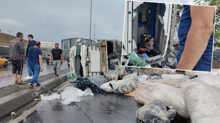 Küçükçekmece E5’te bir kamyonet devrildi! Yol kapandı