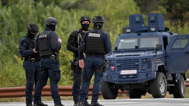 Kosovalı bakandan flaş çağrı! Polis Sırp çeteden ele geçirilenleri paylaştı