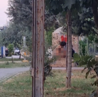 Adana'da madde bağımlısı kadın parktaki çeşmede herkesin gözü önünde banyo yaptı