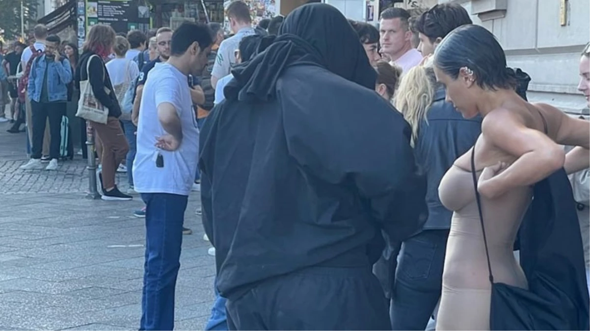 ABD’li Rapçi Kanye West ve eşi, ilginç kıyafetleriyle Türk dönercinin kuyruğunda görüldü