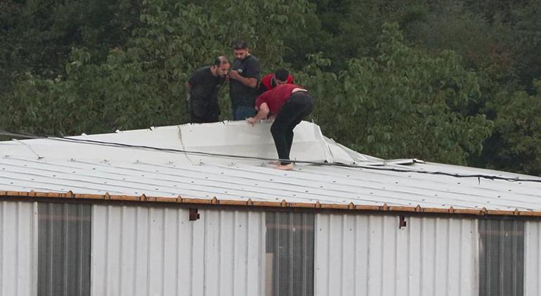 Arnavutköy'de fabrikanın çatısında mahsur kalan işçiler kurtarıldı