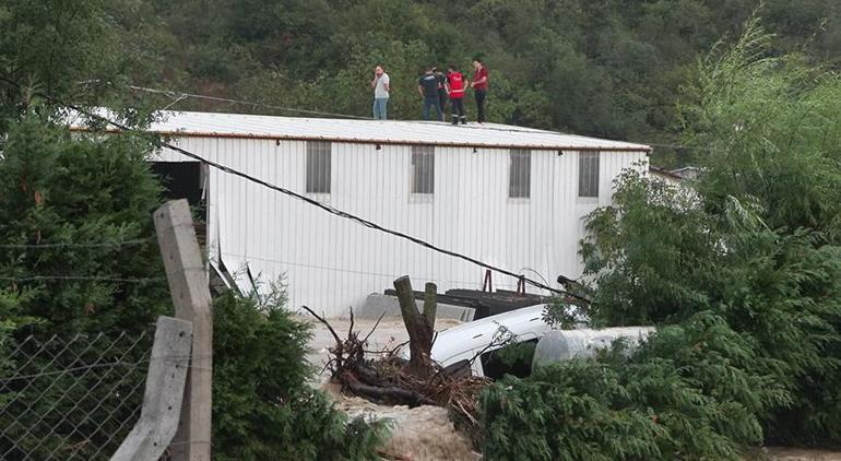 Arnavutköy'de fabrikanın çatısında mahsur kalan işçiler kurtarıldı