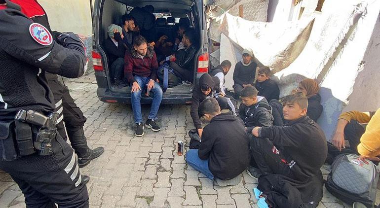 Sürücü kaçtı, minibüsteki 23 kaçak göçmen yakalandı