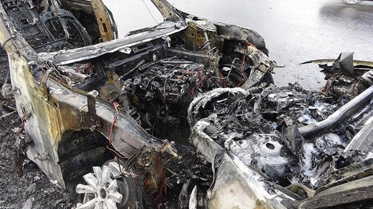 Kuzey Marmara Otoyolu'nda iki araç alev alev yandı! Yaralılar var