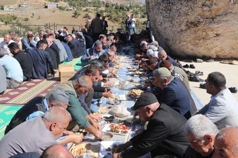 Şırnak’ta 300 yıldır süren gelenek! 5 bin kişi katıldı, metrelerce yemek masası kuruldu