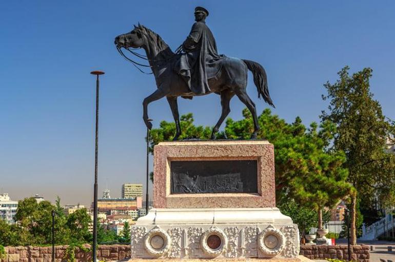 Türkiye’deki en ünlü Atatürk heykellerinde imzası var!