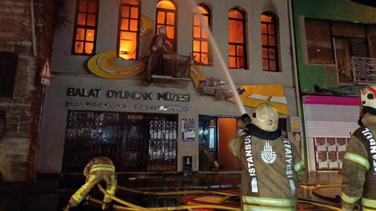 Balat'ta oyuncak müzesinde yangın! Ekipler müdahale ediyor