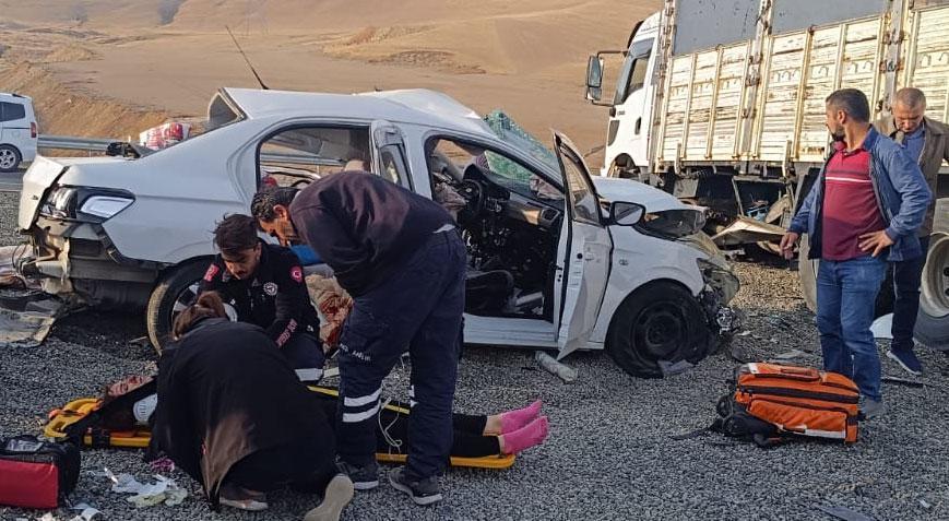 Ağrı’da kamyon ile otomobil çarpıştı! Ölü ve yaralılar var