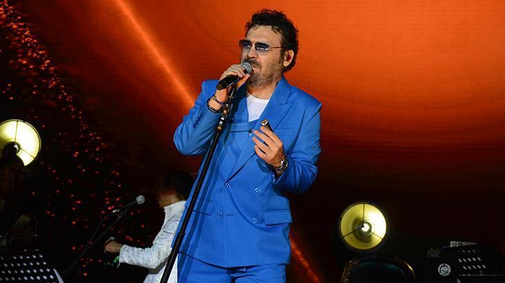 Kuruçeşme Açıkhava’da Yaşar rüzgarı! Yağmurlu hava hayranlarını durduramadı