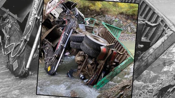 Bolu’da iş makinesi taşıyan kamyon dereye devrildi: 1 ölü, 1 yaralı