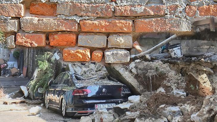 3 günde 5 duvar sağanağın esiri! En dayanıklı olması gereken yer ilk önce yıkıldı