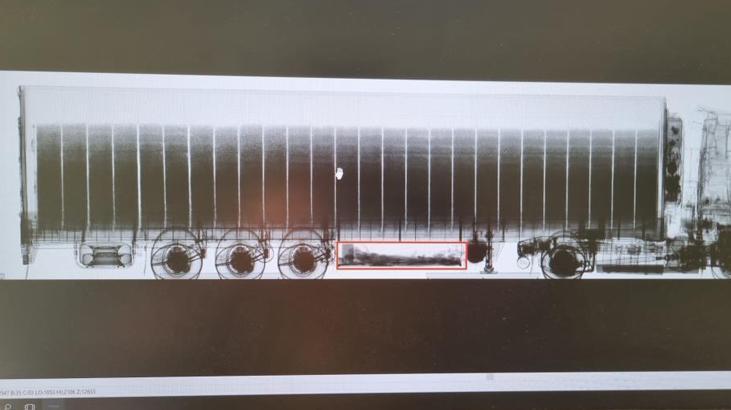 Ekipler şüphelendi! Göçmenler TIR’ın yemek dolabında yakalandı