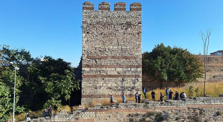Vatandaşlar ihbar etti! Tarihi Topkapı Surlarında erkek cesedi bulundu