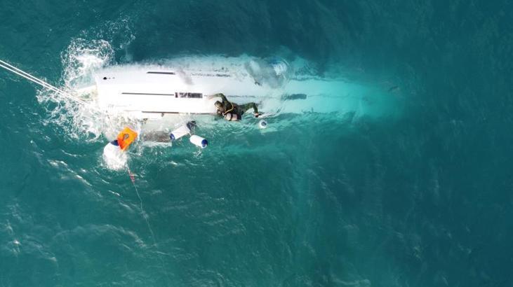 Zamanla yarış! Lüks tekne battı, 2 kişi sağ olarak kurturuldu