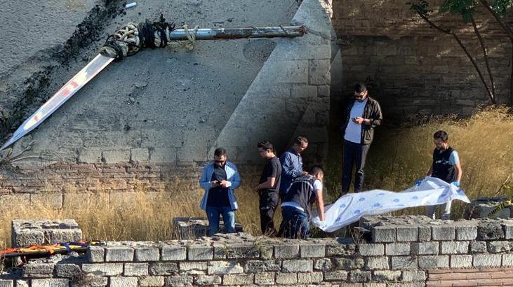 Tarihi surlarda tüyler ürperten ölüm! Vücudunda bıcak izleri
