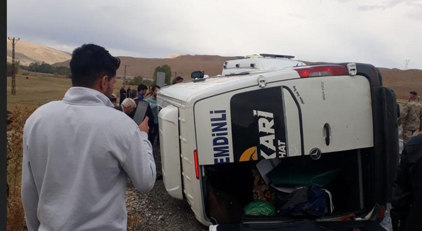 Yolcu minibüsü devrildi! Çok sayıda yaralı var