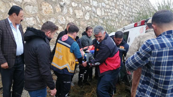 Yağış nedeniyle kayganlaşan yolda minibüs devrildi: 14 yaralı
