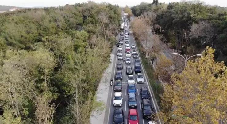 İstanbul’da su borusu patladı, trafik kilitlendi