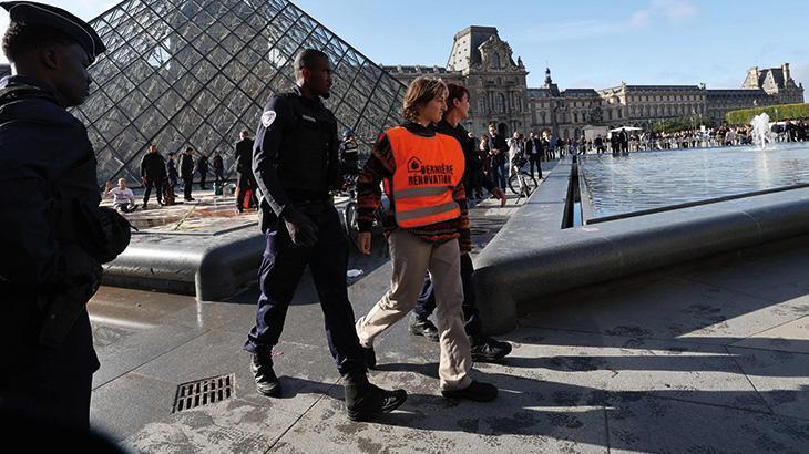 İklim aktivistleri yine sahnede! Louvre piramidine boyalı saldırı