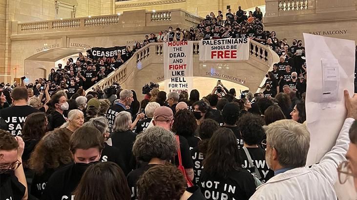 ABD’li Yahudilerden oturma eylemi! Gazze’de ateşkes talep ettiler