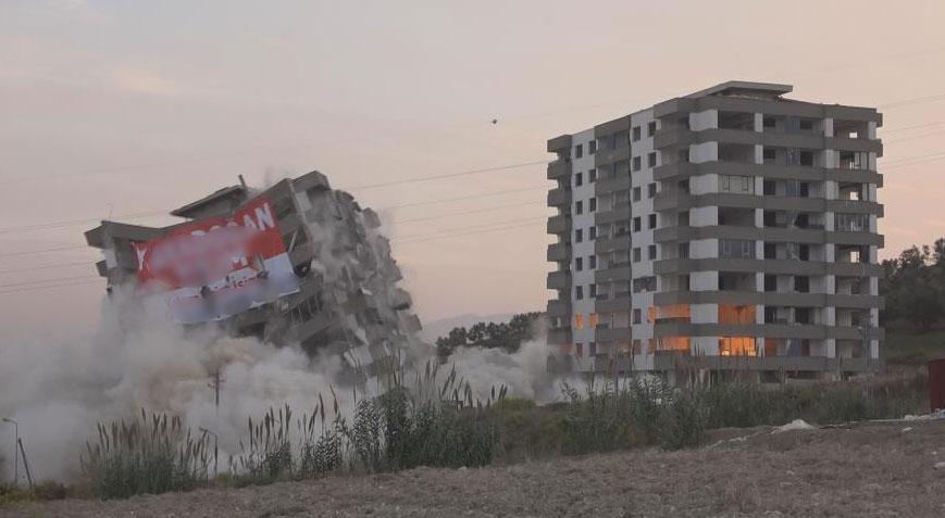 Yer: Hatay! 10 katlı 2 bina aynı anda yerle bir oldu