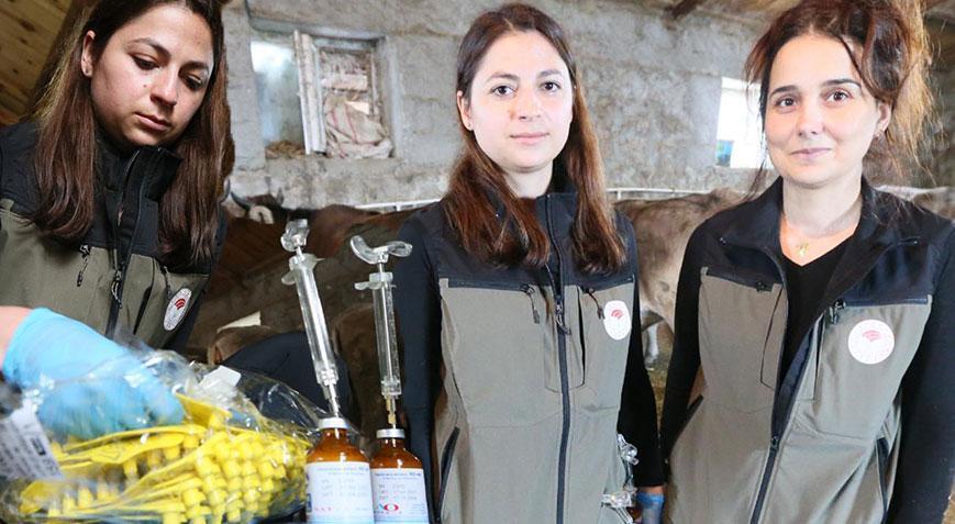 Yağmur çamur demeden köy köy geziyorlar! 2 kadının zorlu mesaisi