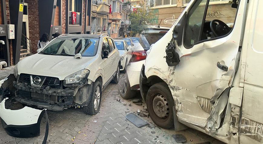 Kadıköy’de TIR dehşeti! 20’den fazla araca çarparak ilerledi