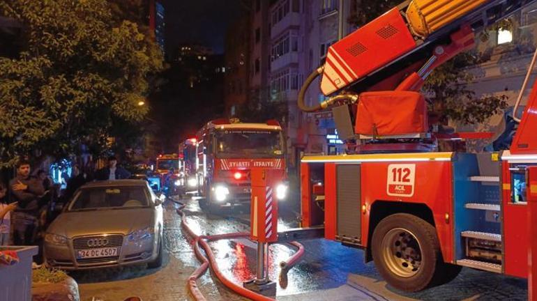 Beyoğlu'nda 6 katlı binada yangın! Ekiplerin hızlı müdahalesiyle söndürüldü