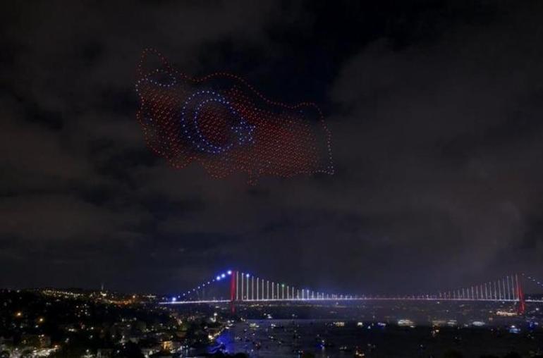 İstanbul Boğazı'nda nefes kesen gösteri! Büyük beğeni topladı