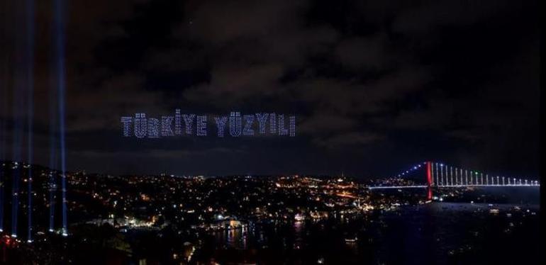 İstanbul Boğazı'nda nefes kesen gösteri! Büyük beğeni topladı