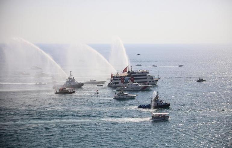 Antalya'da denizde 'Cumhuriyet'in 100'üncü Yılı' kutlaması