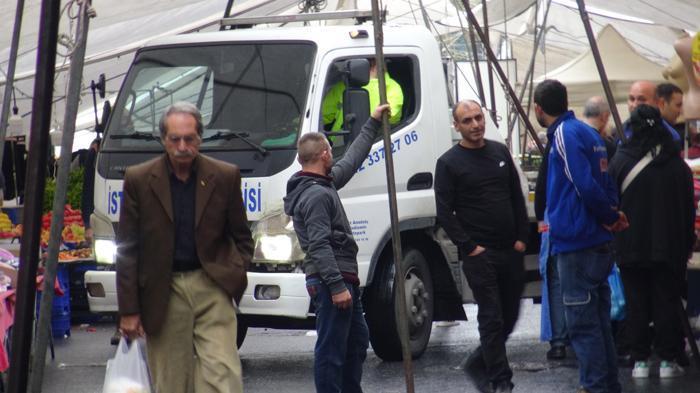 Pazar yerinde esnafı çıldırtan olay: Piyango kime çıkacak belli değil