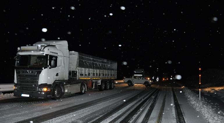 Kars’ta kar esareti! Araçlar yolda kaldı