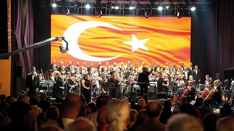 Antalya'da Ata'ya saygı uçuşu! Türk Yıldızları nefes kesti