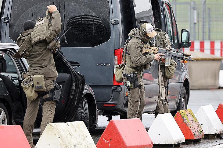 Hamburg havalimanındaki rehine pazarlığı yarım günü doldurdu
