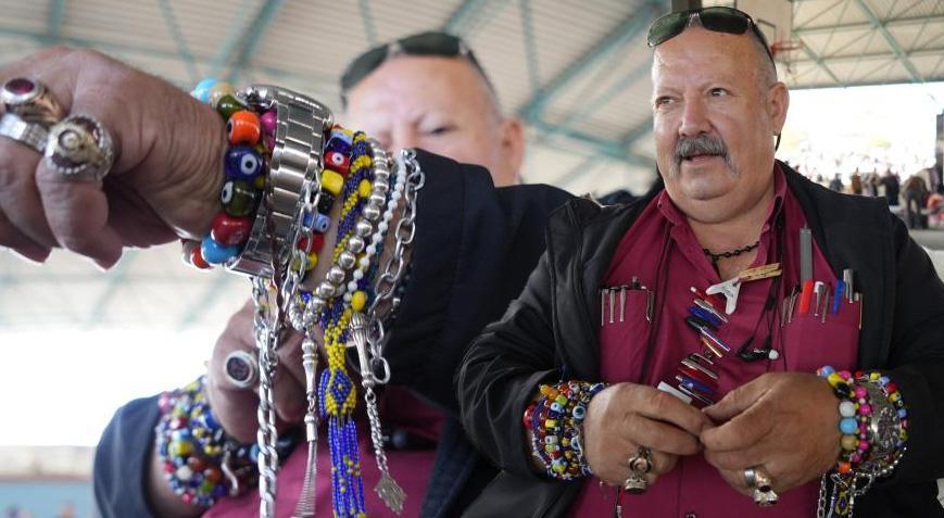 Bileklik, tespih, kalem, mandal, anahtarlık, kolye! Gören bir daha bakıyor