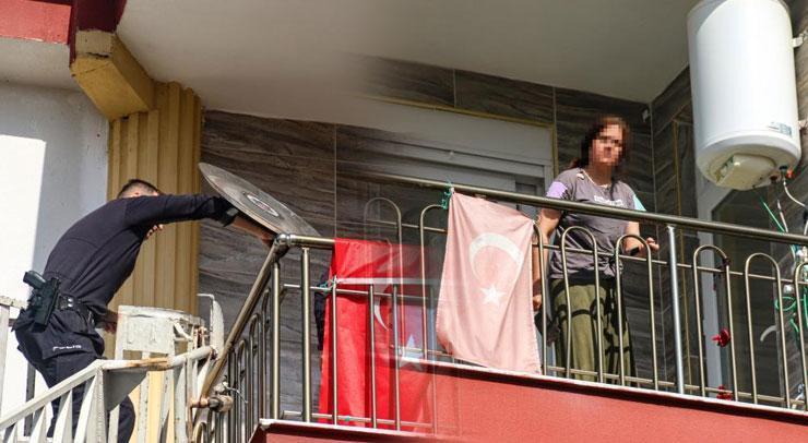 Ev sahibi tahliye kararı aldırdı! Satır ve bıçakla balkonda…