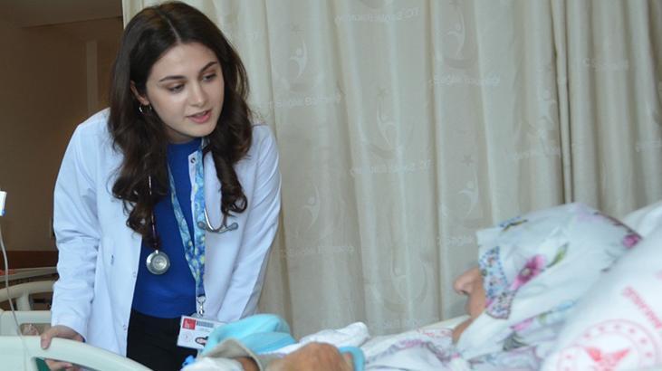 Devlet hastanesinde ilginç görev: Herkes doktor değil de Adalet Bey’in kızı diye hitap ediyor