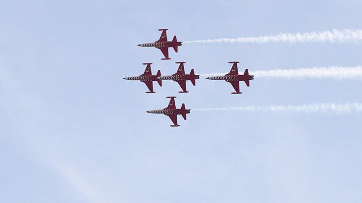 Antalya’da Ata’ya saygı uçuşu! Türk Yıldızları nefes kesti