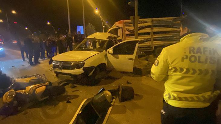 Motokurye son anda canını kurtardı! Kırmızı ışık ihlali kazayı getirdi