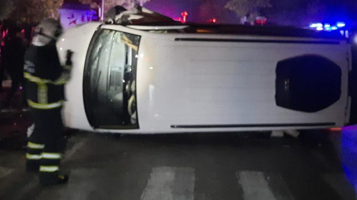 Hafif ticari araç ile otomobil kafa kafaya çarpıştı